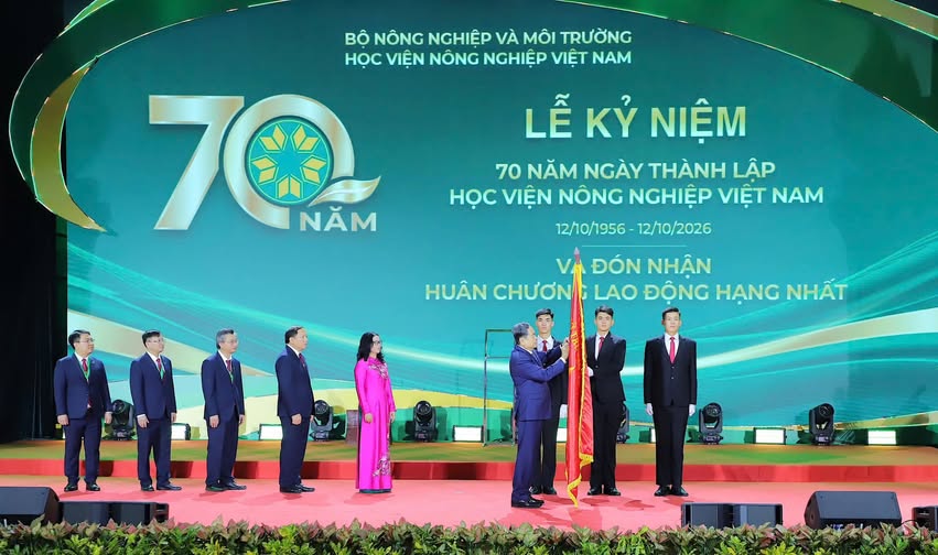 CHÚC MỪNG HỌC VIỆN NÔNG NGHIỆP VIỆT NAM ĐƯỢC CHỦ TỊCH NƯỚC TẶNG HUÂN CHƯƠNG LAO ĐỘNG HẠNG NHẤT